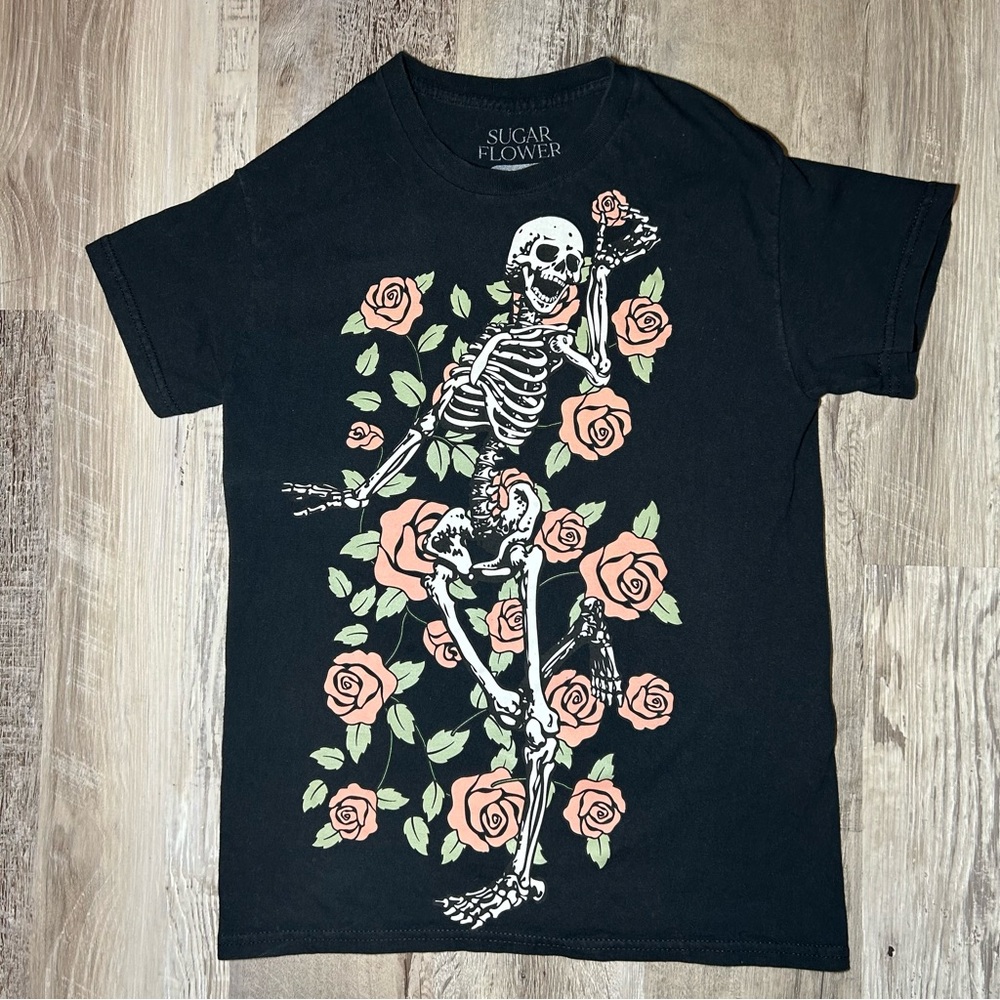 SUGAR FLOWER Skeleton Red Rose Black Graphic Tee Small